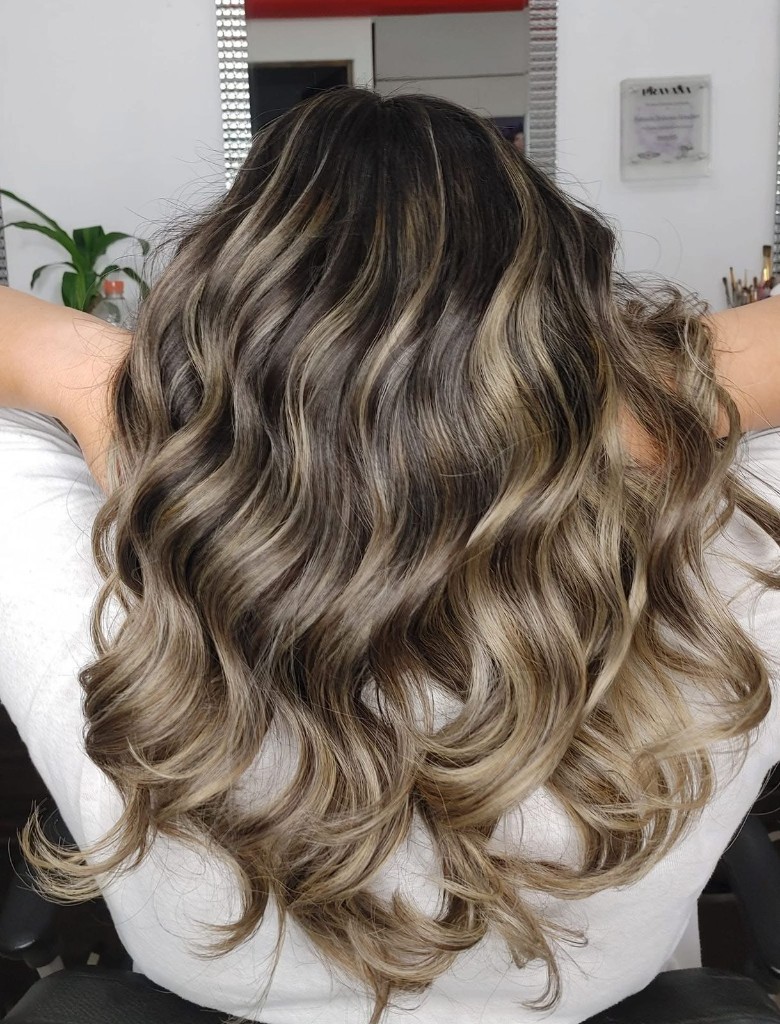 Balayage ceniza con ondas largas y voluminosas