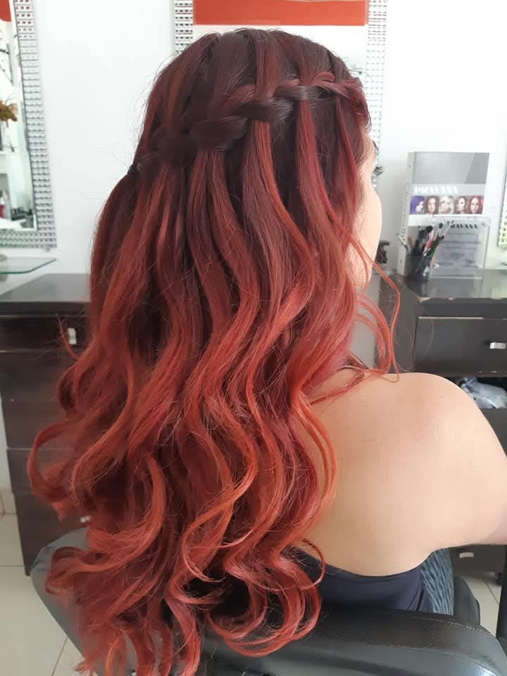 Color rojo cobrizo con trenza cascada