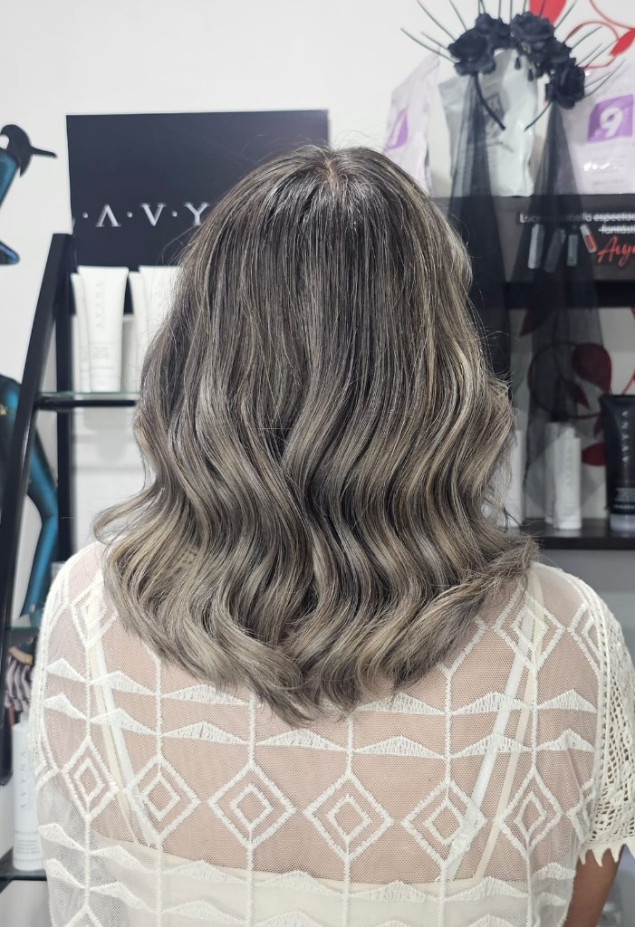 Balayage rubio ceniza en cabello medio con ondas suaves