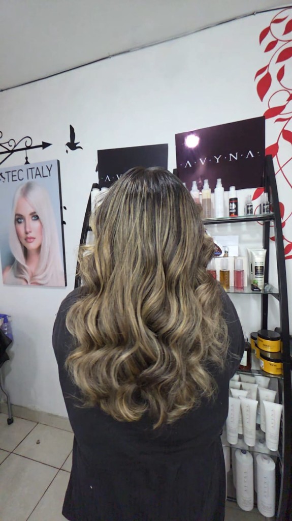 Balayage rubio miel con ondas largas